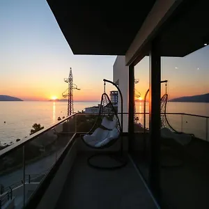Sunny Hill , Radhimë Albanien
